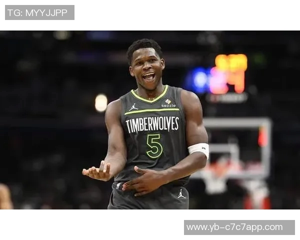 爱德华兹半场表现出色11投6中三分命中率高达40贡献15分3板3助